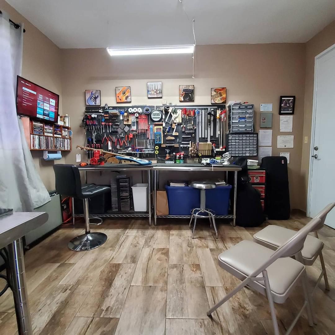 Vista interior de las facilidades de JRH Guitar Repair