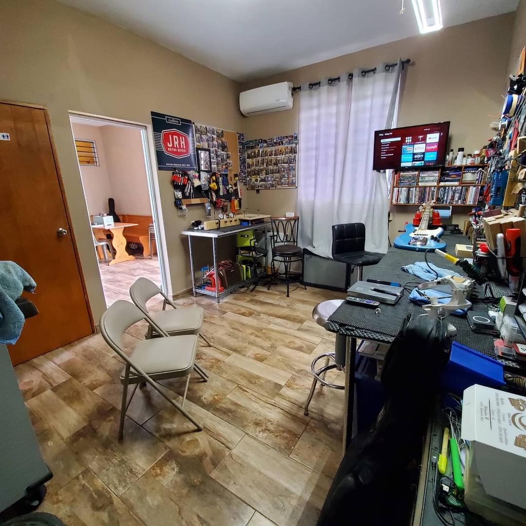Facilidades y área de espera de JRH Guitar Repair