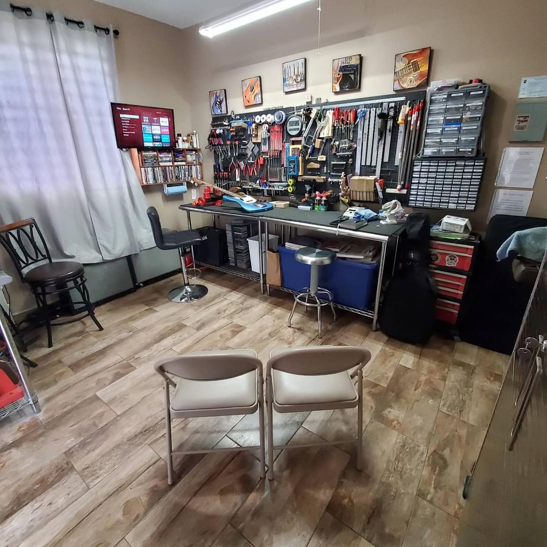Taller equipado de JRH Guitar Repair con herramientas especializadas